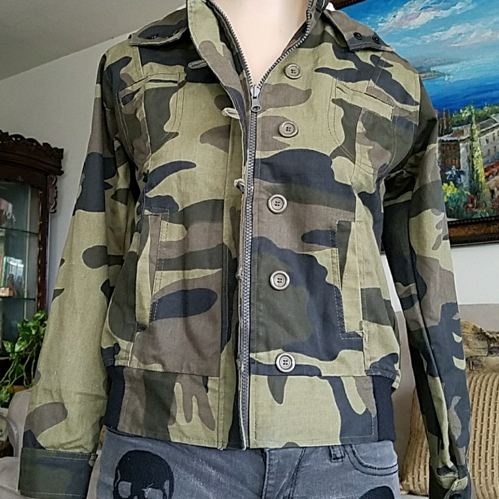 NWOT WOMEN'S HOODED CAMO PRINT JACKET